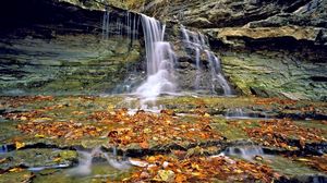 Превью обои водопад, листья, скалы, слои, осень