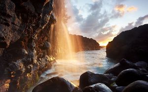 Превью обои водопад, лучи, солнце, свет, отражение, скалы