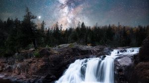 Превью обои водопад, млечный путь, звезды, ночь, природа, пейзаж