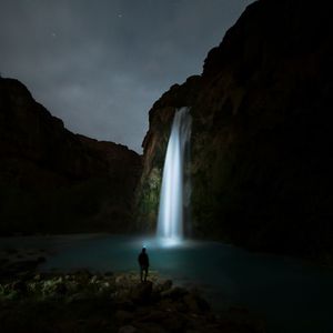 Превью обои водопад, ночь, человек, река