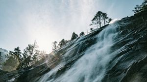 Превью обои водопад, обрыв, деревья, солнечный свет, блики
