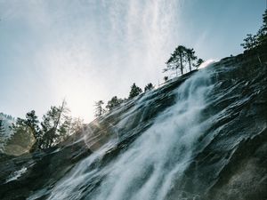 Превью обои водопад, обрыв, деревья, солнечный свет, блики