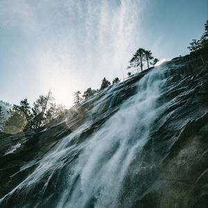 Превью обои водопад, обрыв, деревья, солнечный свет, блики