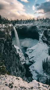 Превью обои водопад, обрыв, деревья, снег, заснеженный