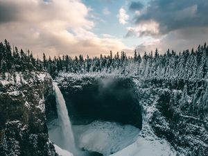 Превью обои водопад, обрыв, деревья, снег, заснеженный