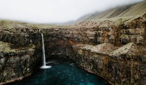 Превью обои водопад, обрыв, ручей, вода, пейзаж