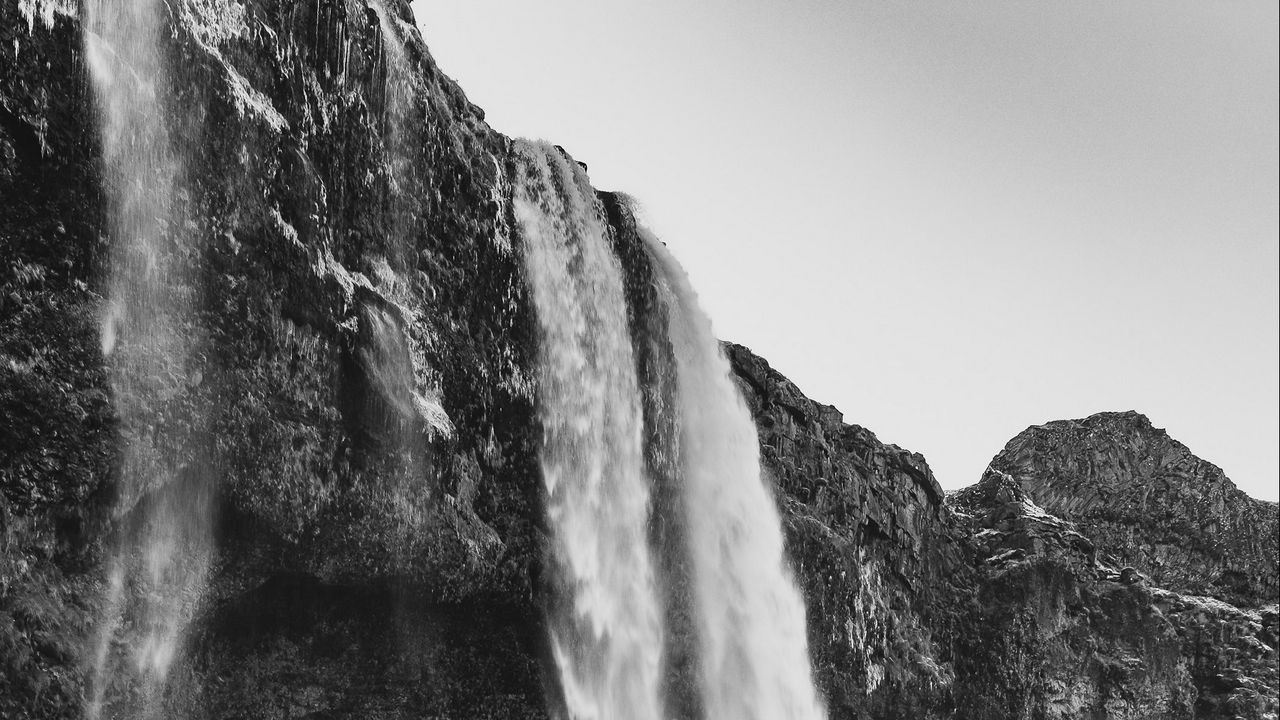 Обои водопад, обрыв, скалы, черно-белый, природа