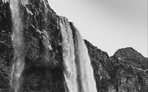 Превью обои водопад, обрыв, скалы, черно-белый, природа