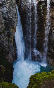 Превью обои водопад, обрыв, вода, скалы, мох