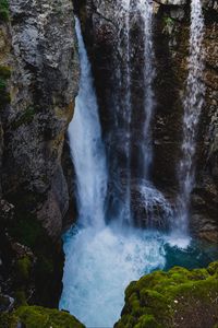 Превью обои водопад, обрыв, вода, скалы, мох