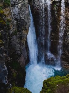 Превью обои водопад, обрыв, вода, скалы, мох