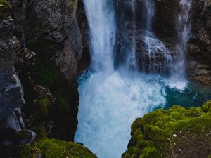 Превью обои водопад, обрыв, вода, скалы, мох