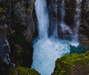 Превью обои водопад, обрыв, вода, скалы, мох