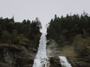 Превью обои водопад, обрыв, вода, деревья, пейзаж