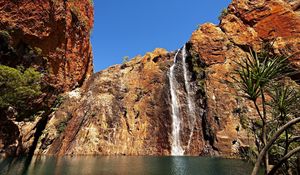 Превью обои водопад, пальмы, скалы, обрыв, яркие, день