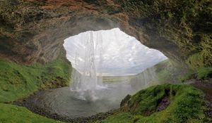 Превью обои водопад, пещера, исландия, мох