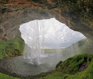 Превью обои водопад, пещера, исландия, мох