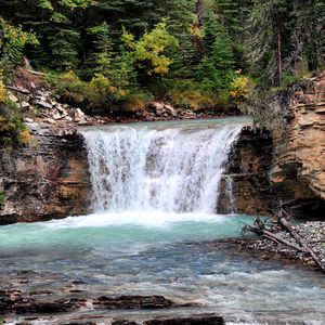 Превью обои водопад, поток, кусты, скалы, деревья