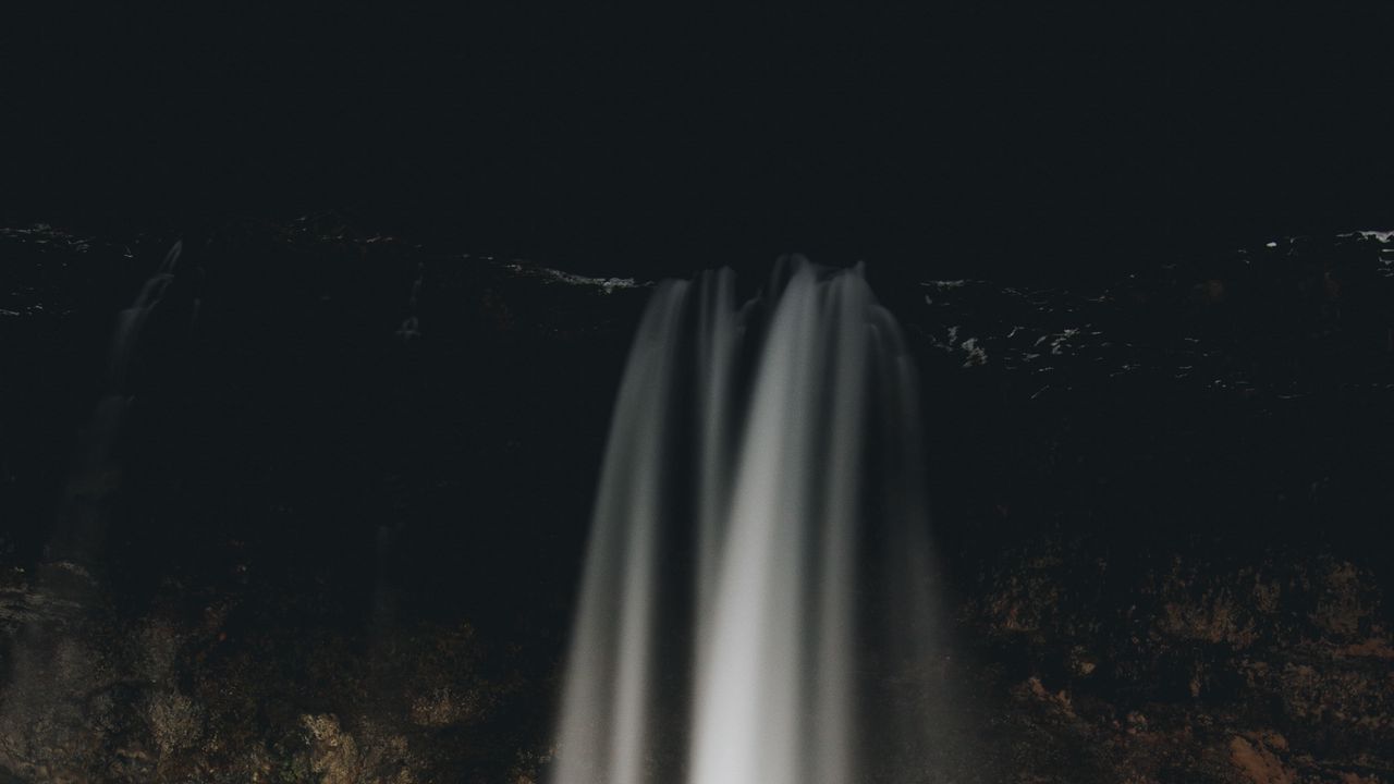 Обои водопад, поток, ночь, человек