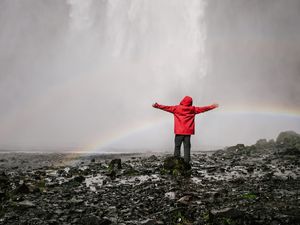 Превью обои водопад, радуга, брызги, вода, человек