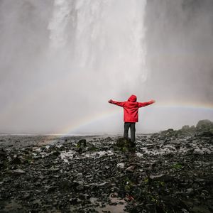 Превью обои водопад, радуга, брызги, вода, человек