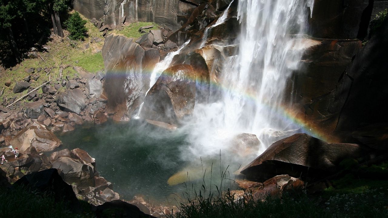 Обои водопад, радуга, камни, поток, брызги, свет, ясно