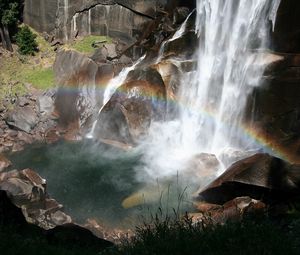 Превью обои водопад, радуга, камни, поток, брызги, свет, ясно