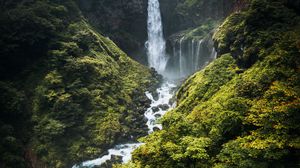 Превью обои водопад, река, горы, кусты, зелень, пейзаж