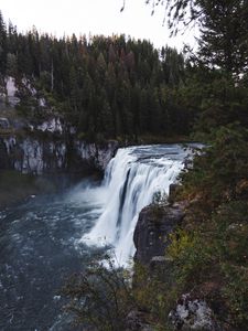 Превью обои водопад, река, обрыв, деревья, пейзаж