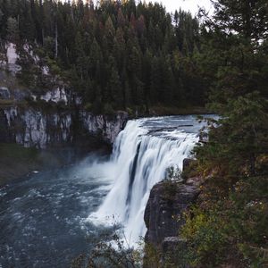 Превью обои водопад, река, обрыв, деревья, пейзаж