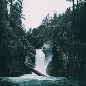 Превью обои водопад, река, скала, вода, деревья, пейзаж