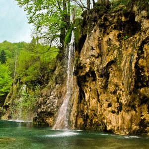 Превью обои водопад, река, течение, трава камни, деревья