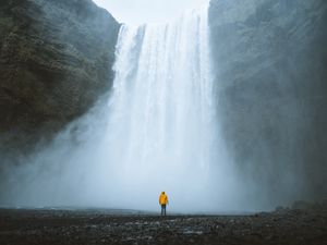 Превью обои водопад, силуэт, человек, вода, обрыв