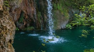 Превью обои водопад, скала, брызги, вода, растения