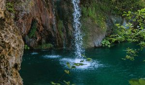 Превью обои водопад, скала, брызги, вода, растения