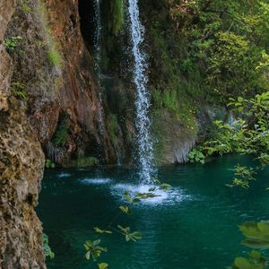 Превью обои водопад, скала, брызги, вода, растения