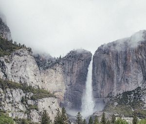 Превью обои водопад, скала, деревья, поток, пейзаж, природа