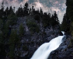 Превью обои водопад, скала, деревья, звездное небо, ночь, пейзаж