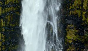 Превью обои водопад, скала, мох, брызги