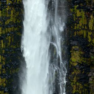 Превью обои водопад, скала, мох, брызги