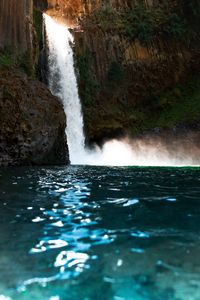 Превью обои водопад, скала, обрыв, каменный, вода, брызги