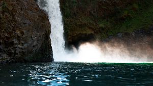 Превью обои водопад, скала, обрыв, каменный, вода, брызги