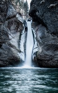 Превью обои водопад, скала, обрыв, вода, лед