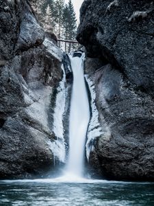 Превью обои водопад, скала, обрыв, вода, лед