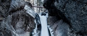 Превью обои водопад, скала, обрыв, вода, лед