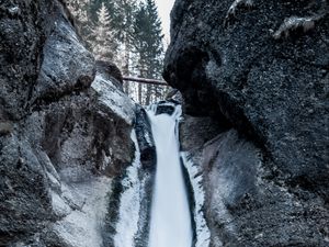 Превью обои водопад, скала, обрыв, вода, лед