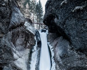 Превью обои водопад, скала, обрыв, вода, лед