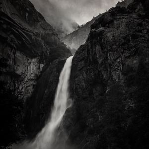 Превью обои водопад, скала, обрыв, черно-белый, пейзаж