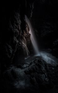 Превью обои водопад, скала, пещера, темный