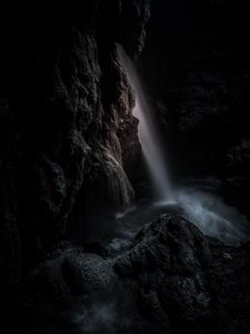 Превью обои водопад, скала, пещера, темный